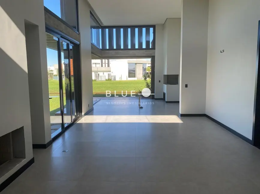 Casa de Condomínio com 4 quartos à venda, 250m2 em Torres - RS - imagem 4 Foto 4 de Casa de Condomínio com 4 quartos à venda, 250m2 em Torres - RS