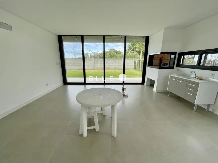 Casa de Condomínio com 3 quartos à venda, 225m2 em Torres - RS - imagem 8 Foto 8 de Casa de Condomínio com 3 quartos à venda, 225m2 em Torres - RS