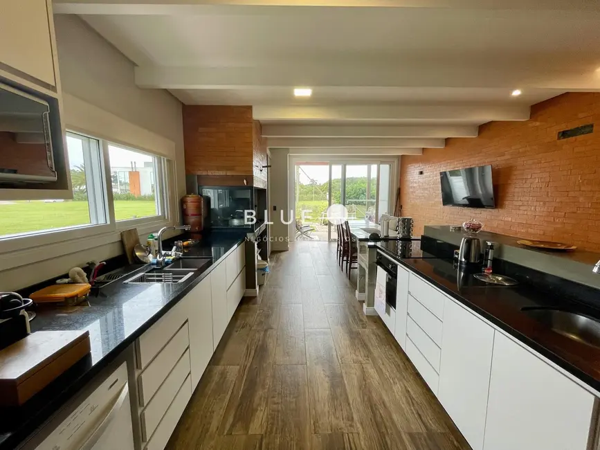 Casa de Condomínio com 4 quartos à venda, 214m2 em Torres - RS - imagem 8 Foto 8 de Casa de Condomínio com 4 quartos à venda, 214m2 em Torres - RS