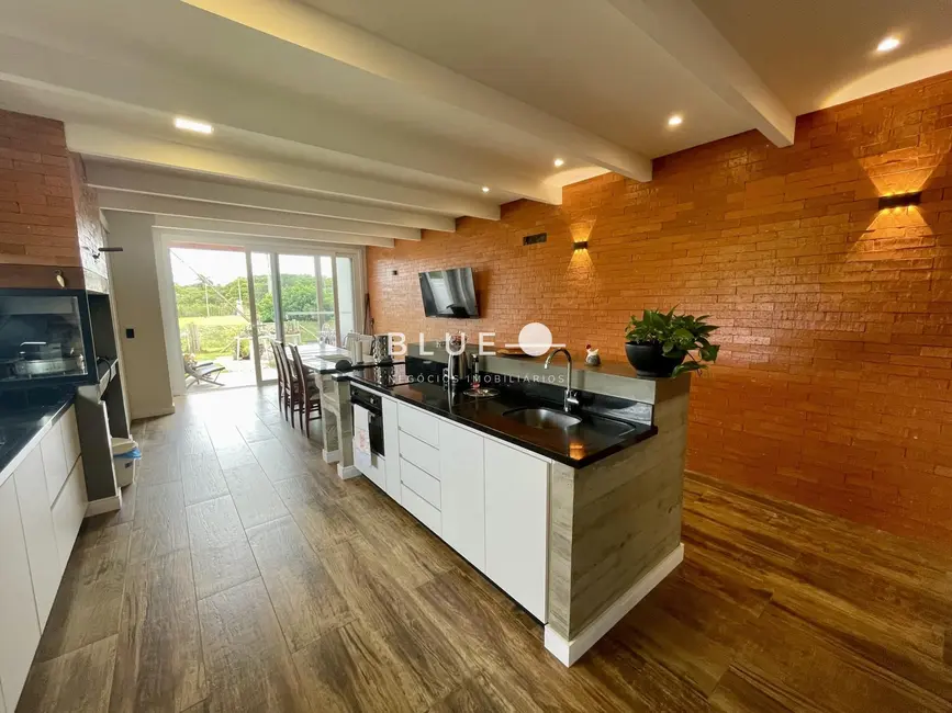 Casa de Condomínio com 4 quartos à venda, 214m2 em Torres - RS - imagem 9 Foto 9 de Casa de Condomínio com 4 quartos à venda, 214m2 em Torres - RS