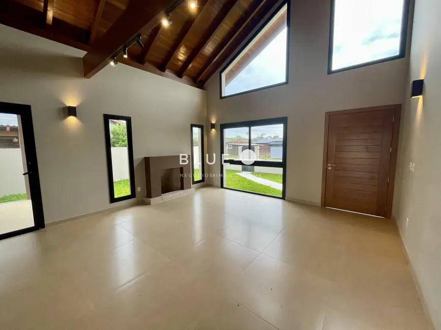 Foto 8 de Casa com 3 quartos à venda, 215m2 em Torres - RS