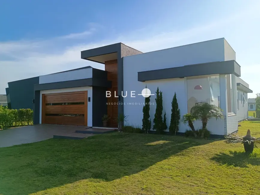 Foto 1 de Casa de Condomínio com 3 quartos à venda, 260m2 em Torres - RS