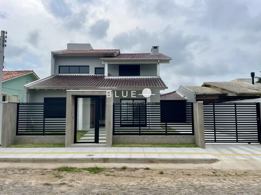 Foto 1 de Casa com 4 quartos à venda, 284m2 em Torres - RS