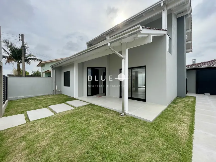 Foto 2 de Casa com 4 quartos à venda, 284m2 em Torres - RS