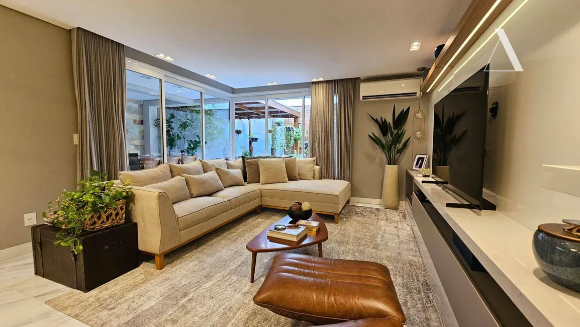 Casa com 3 quartos à venda, 212m2 em Saguaçu, Joinville - SC - imagem 4 Foto 4 de Casa com 3 quartos à venda, 212m2 em Saguaçu, Joinville - SC