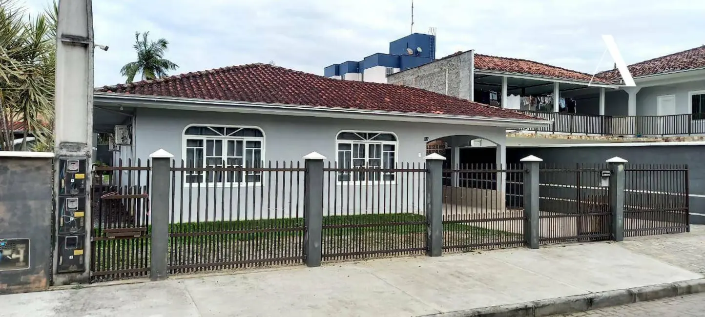 Foto 1 de Casa com 4 quartos à venda, 554m2 em Iririú, Joinville - SC