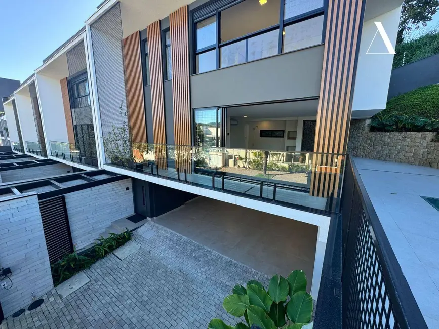 Casa com 3 quartos à venda, 292m2 em América, Joinville - SC - imagem 2 Foto 2 de Casa com 3 quartos à venda, 292m2 em América, Joinville - SC