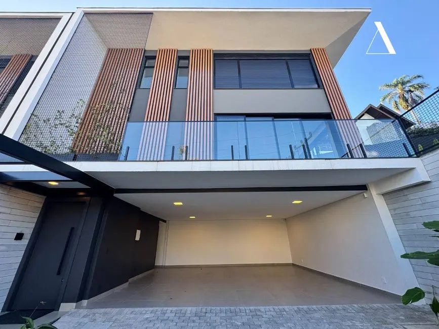 Casa com 3 quartos à venda, 292m2 em América, Joinville - SC - imagem 4 Foto 4 de Casa com 3 quartos à venda, 292m2 em América, Joinville - SC