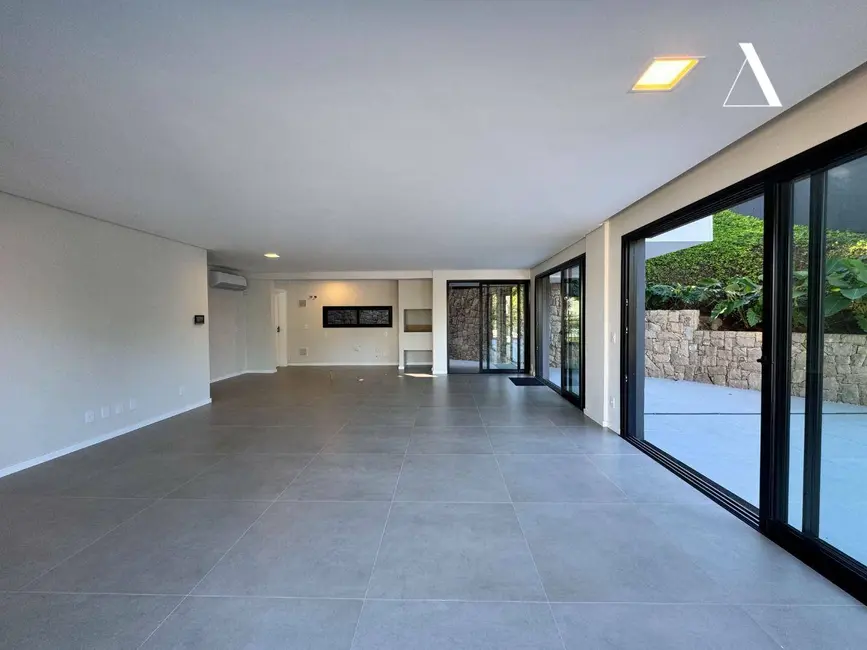 Casa com 3 quartos à venda, 292m2 em América, Joinville - SC - imagem 8 Foto 8 de Casa com 3 quartos à venda, 292m2 em América, Joinville - SC