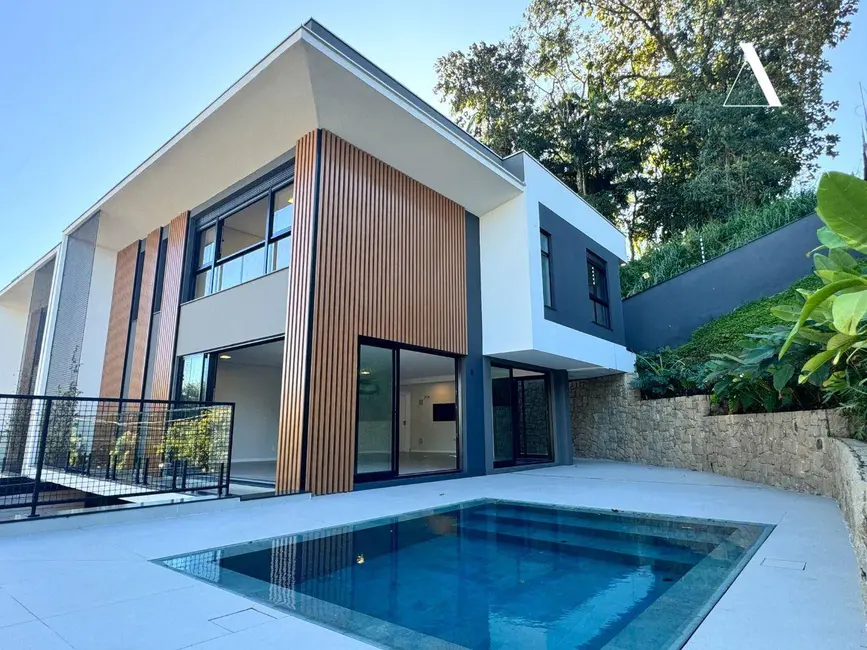 Casa com 3 quartos à venda, 292m2 em América, Joinville - SC - imagem 3 Foto 3 de Casa com 3 quartos à venda, 292m2 em América, Joinville - SC