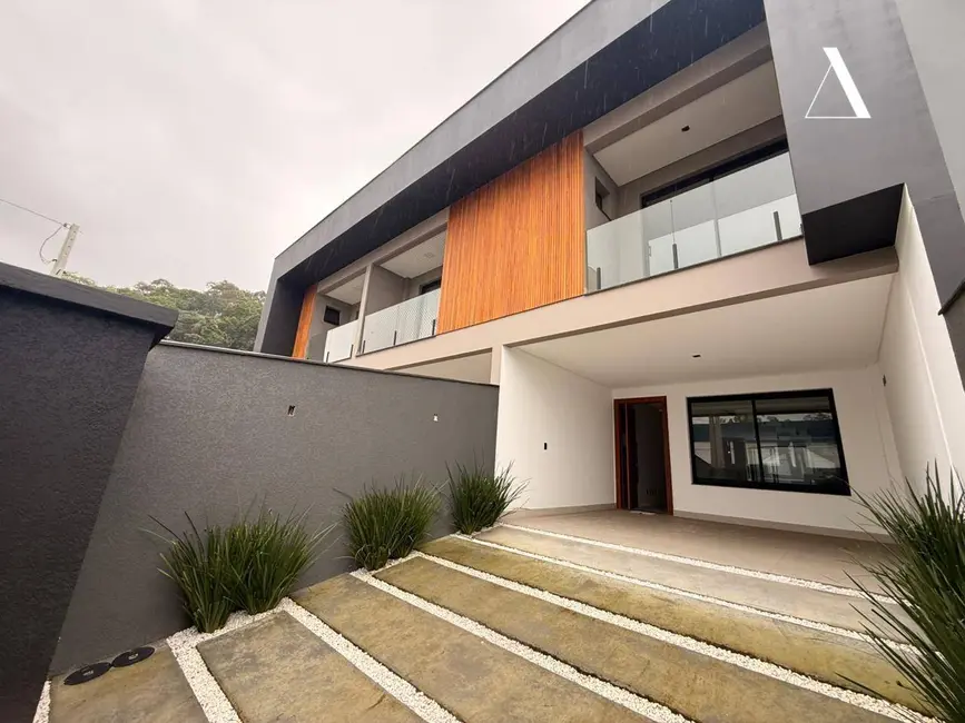 Casa com 3 quartos à venda, 180m2 em Anita Garibaldi, Joinville - SC - imagem 1 Foto 1 de Casa com 3 quartos à venda, 180m2 em Anita Garibaldi, Joinville - SC