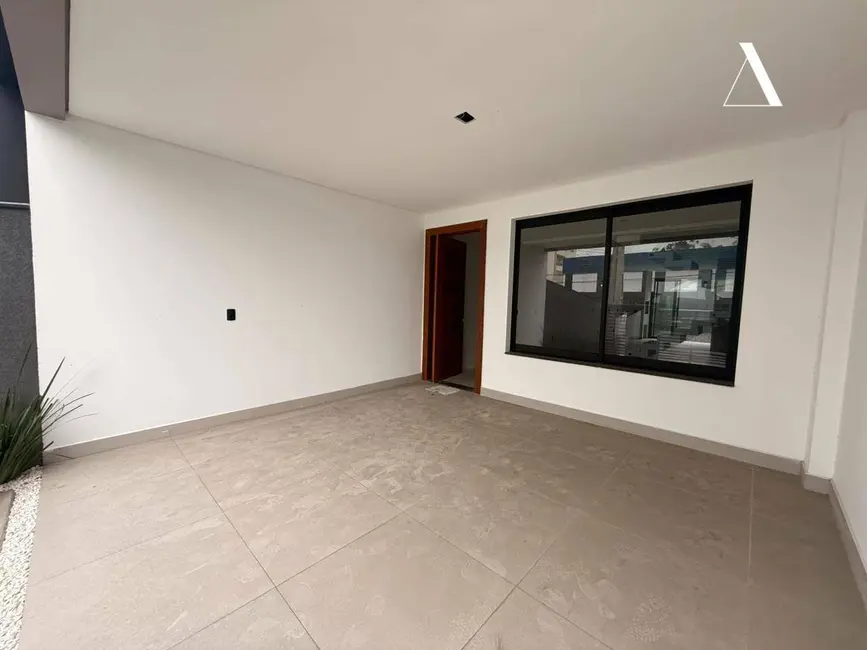Casa com 3 quartos à venda, 180m2 em Anita Garibaldi, Joinville - SC - imagem 2 Foto 2 de Casa com 3 quartos à venda, 180m2 em Anita Garibaldi, Joinville - SC