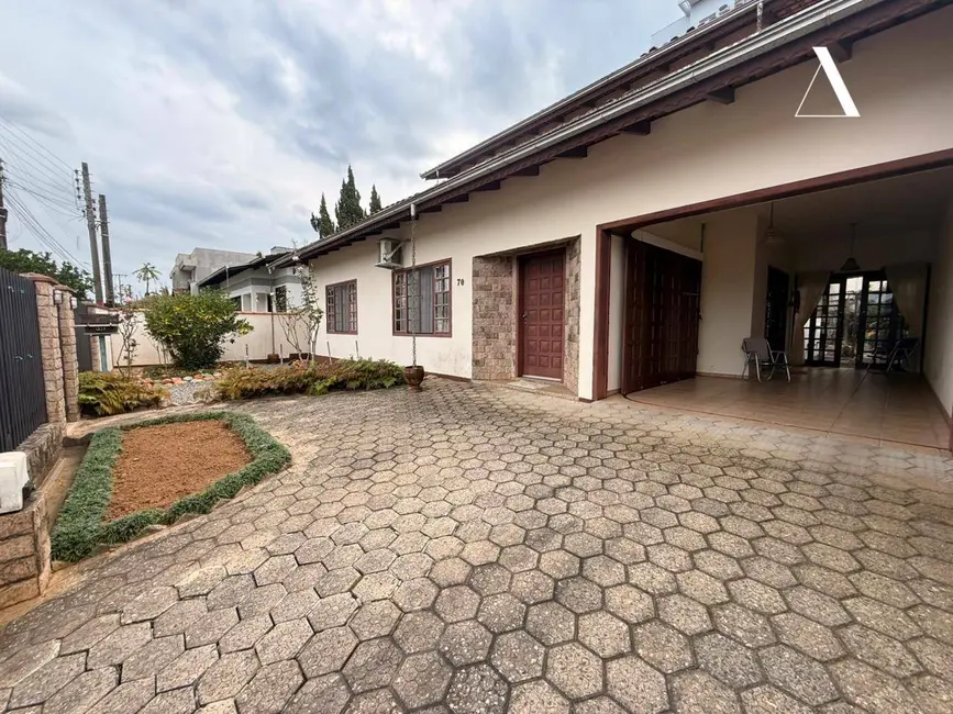 Foto 1 de Casa com 4 quartos à venda, 480m2 em Costa e Silva, Joinville - SC