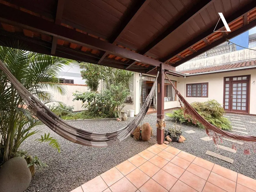 Foto 5 de Casa com 4 quartos à venda, 480m2 em Costa e Silva, Joinville - SC