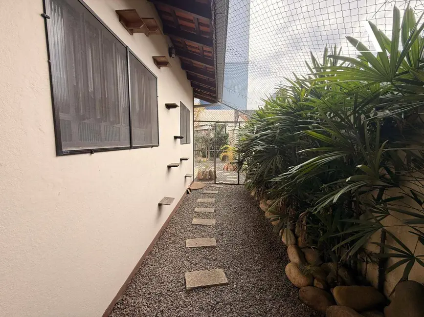 Foto 3 de Casa com 4 quartos à venda, 480m2 em Costa e Silva, Joinville - SC