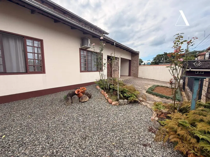 Foto 2 de Casa com 4 quartos à venda, 480m2 em Costa e Silva, Joinville - SC