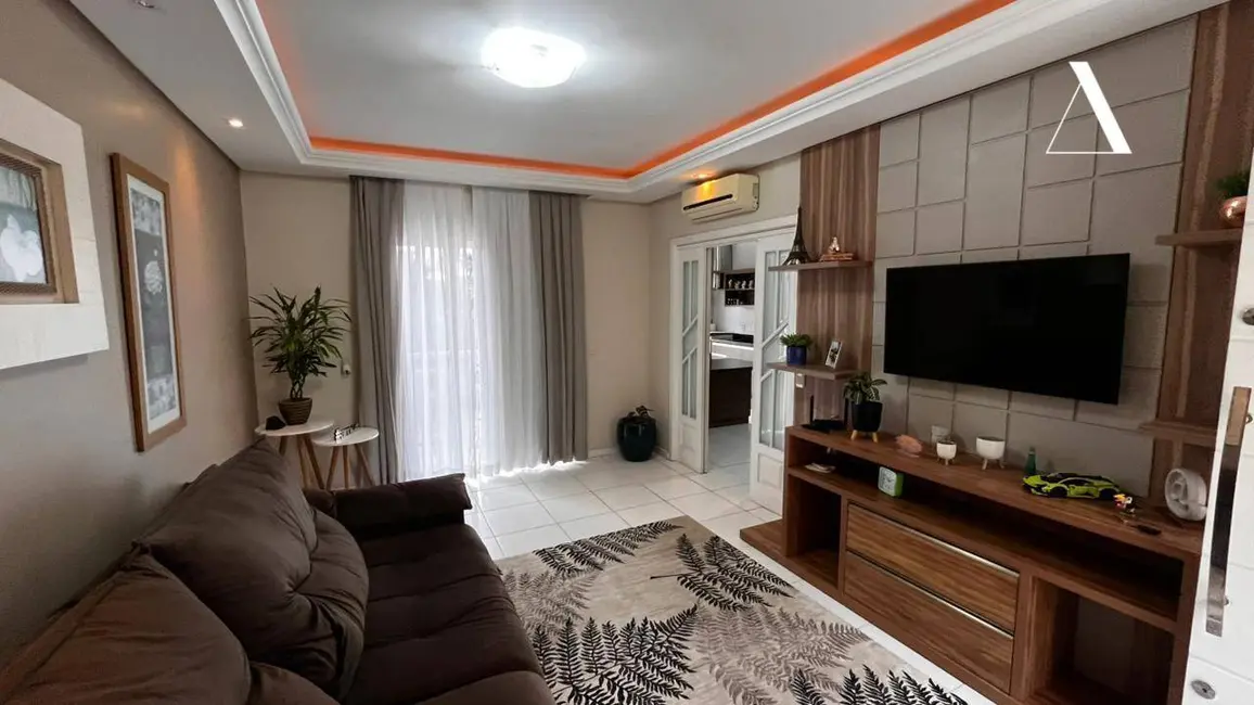 Foto 2 de Casa com 4 quartos à venda, 570m2 em São Marcos, Joinville - SC