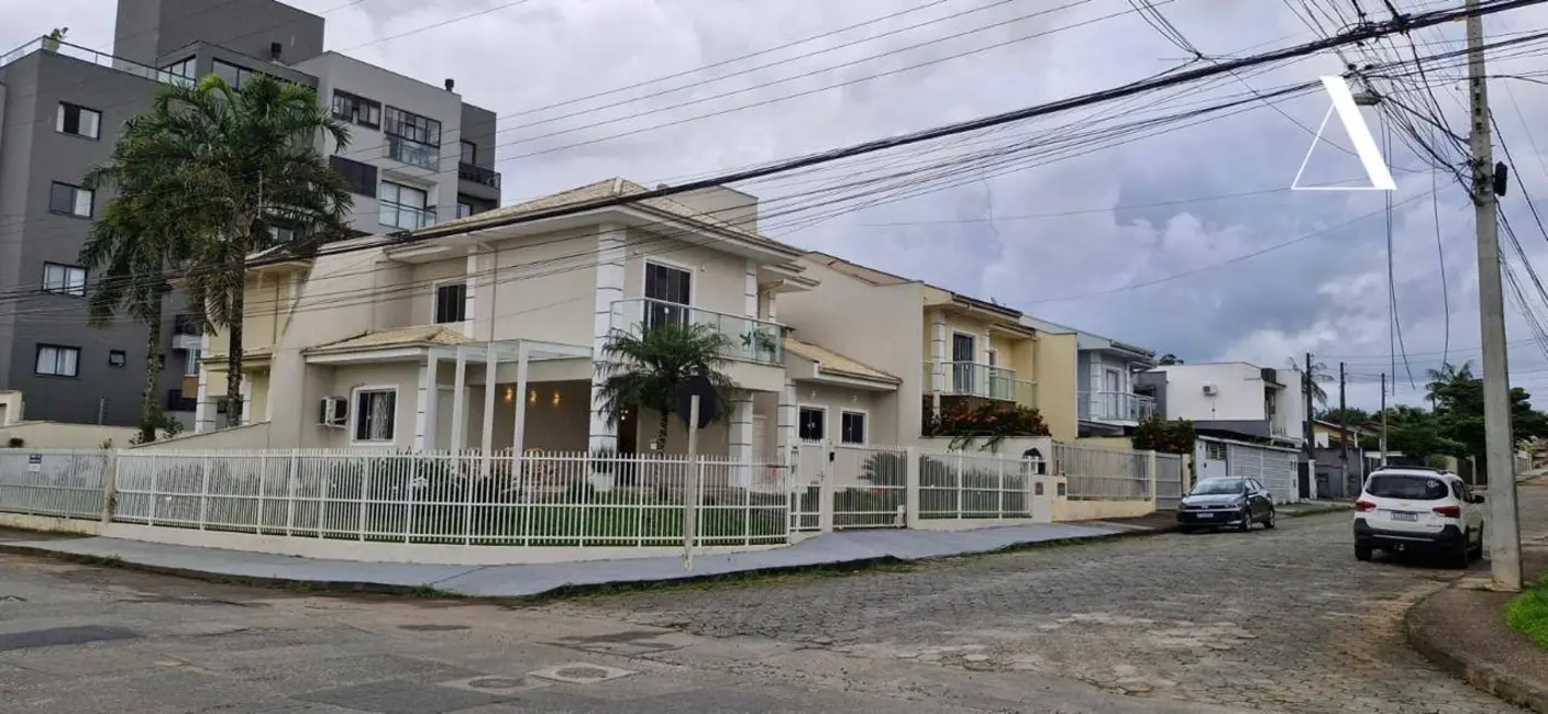 Foto 1 de Casa de Condomínio com 3 quartos à venda, 223m2 em Costa e Silva, Joinville - SC