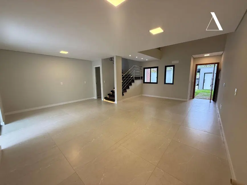 Casa de Condomínio com 3 quartos à venda, 205m2 em América, Joinville - SC - imagem 3 Foto 3 de Casa de Condomínio com 3 quartos à venda, 205m2 em América, Joinville - SC