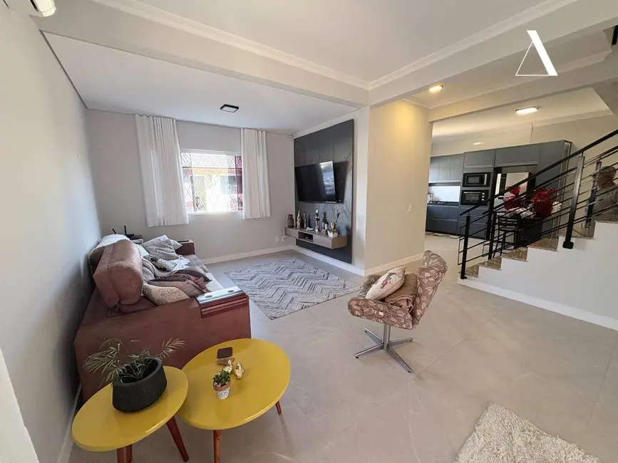 Foto 6 de Casa com 3 quartos à venda, 480m2 em Petrópolis, Joinville - SC