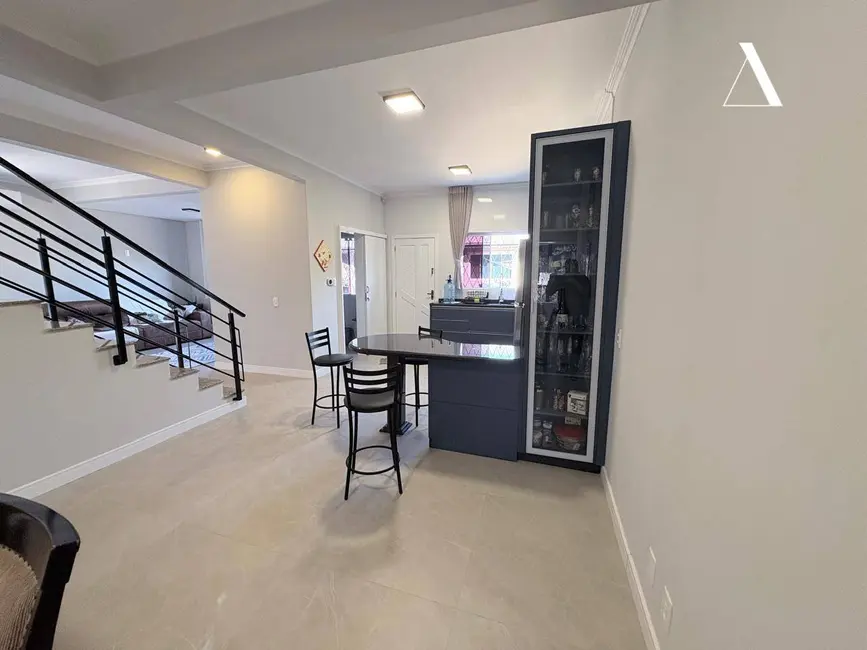 Foto 8 de Casa com 3 quartos à venda, 480m2 em Petrópolis, Joinville - SC