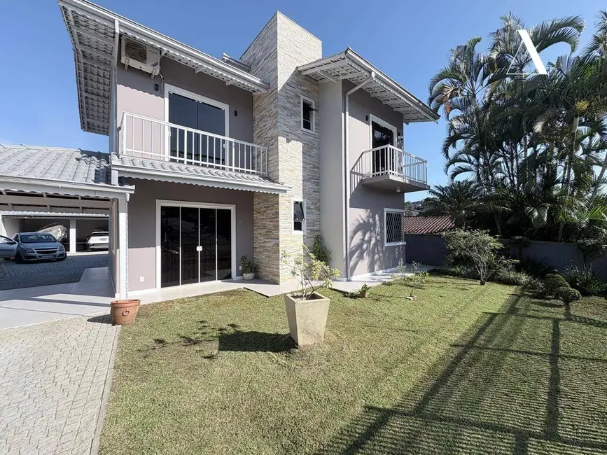 Foto 2 de Casa com 3 quartos à venda, 480m2 em Petrópolis, Joinville - SC