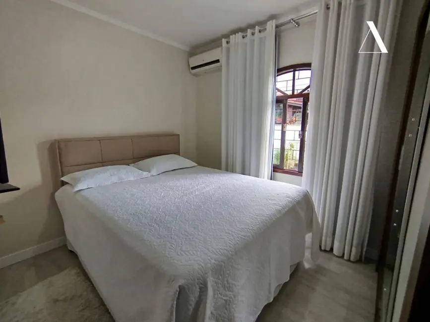 Foto 4 de Casa com 3 quartos à venda, 360m2 em Jardim Iririú, Joinville - SC