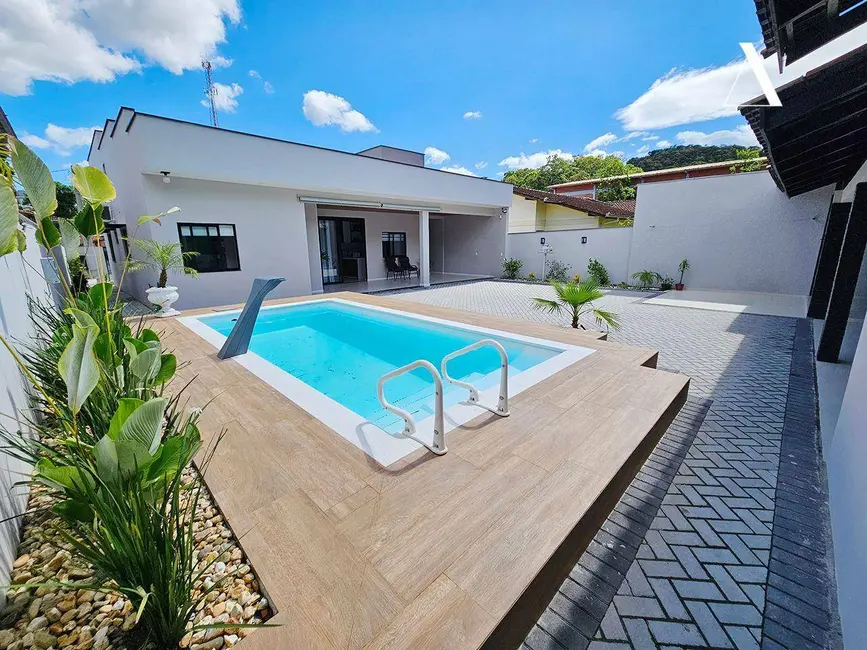 Foto 2 de Casa com 4 quartos à venda, 518m2 em Glória, Joinville - SC