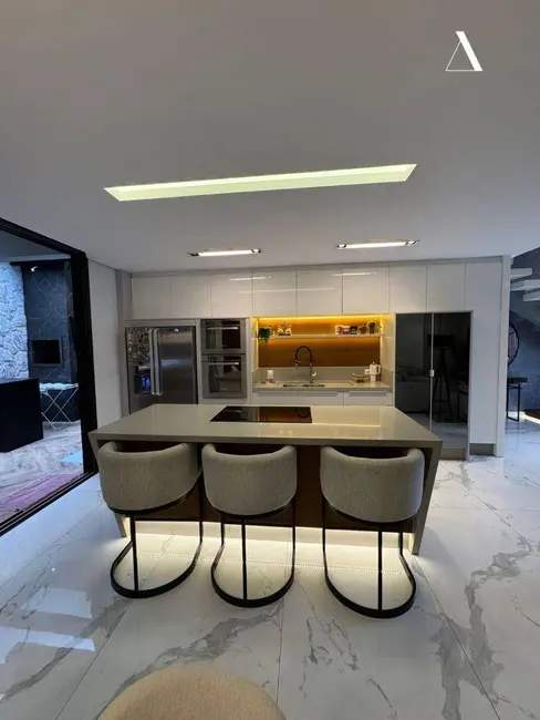 Foto 2 de Casa com 3 quartos à venda, 180m2 em Costa e Silva, Joinville - SC