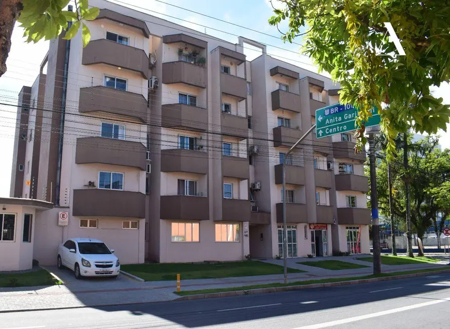 Foto 2 de Apartamento com 1 quarto à venda, 52m2 em Bucarein, Joinville - SC