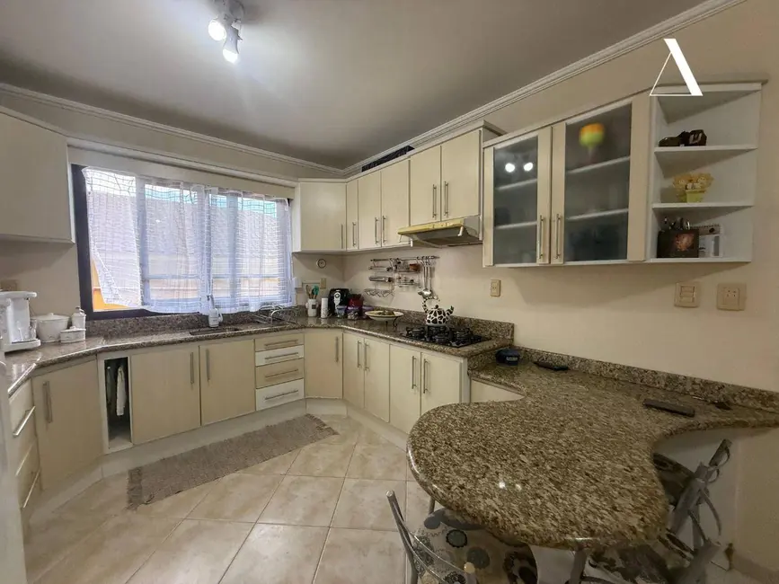 Foto 6 de Casa com 3 quartos à venda, 360m2 em João Costa, Joinville - SC