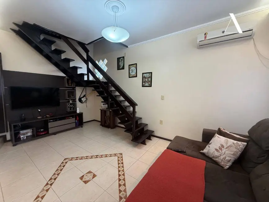 Foto 2 de Casa com 3 quartos à venda, 360m2 em João Costa, Joinville - SC