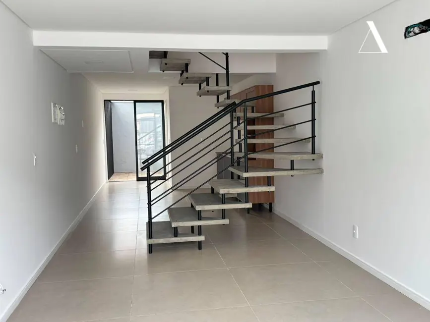 Foto 2 de Casa com 2 quartos à venda, 69m2 em Costa e Silva, Joinville - SC