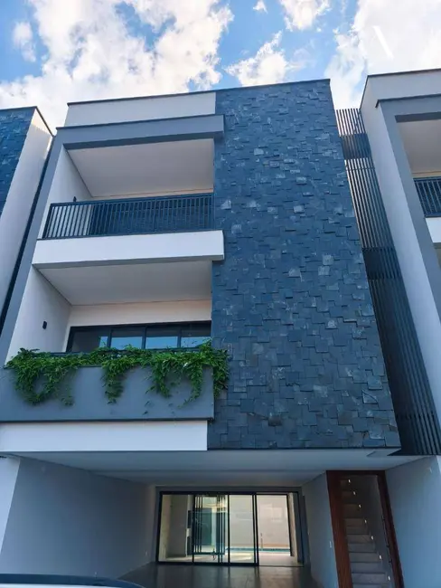 Foto 3 de Casa com 3 quartos à venda, 450m2 em Glória, Joinville - SC
