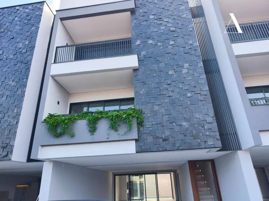 Foto 2 de Casa com 3 quartos à venda, 450m2 em Glória, Joinville - SC