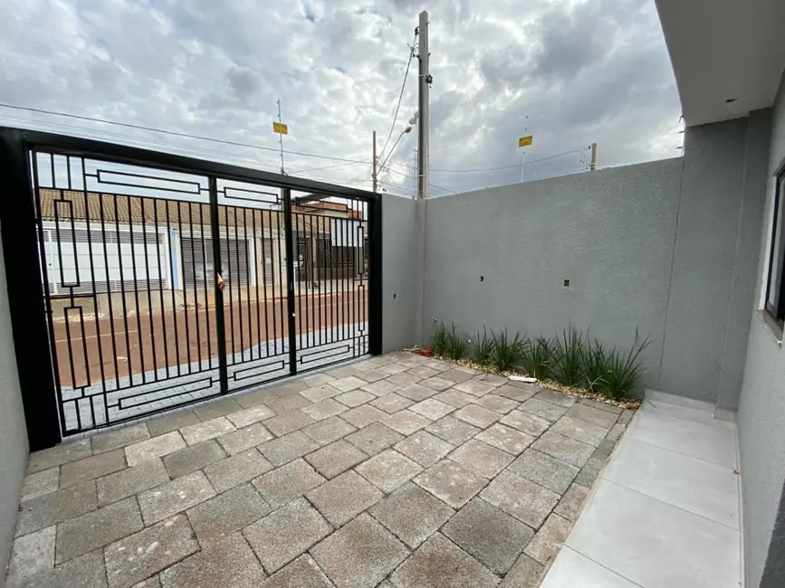 Casa com 2 quartos à venda, 100m2 em Esmeralda, Cascavel - PR - imagem 3 Foto 3 de Casa com 2 quartos à venda, 100m2 em Esmeralda, Cascavel - PR