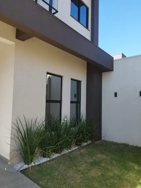 Foto 3 de Sobrado com 3 quartos à venda, 200m2 em Brazmadeira, Cascavel - PR