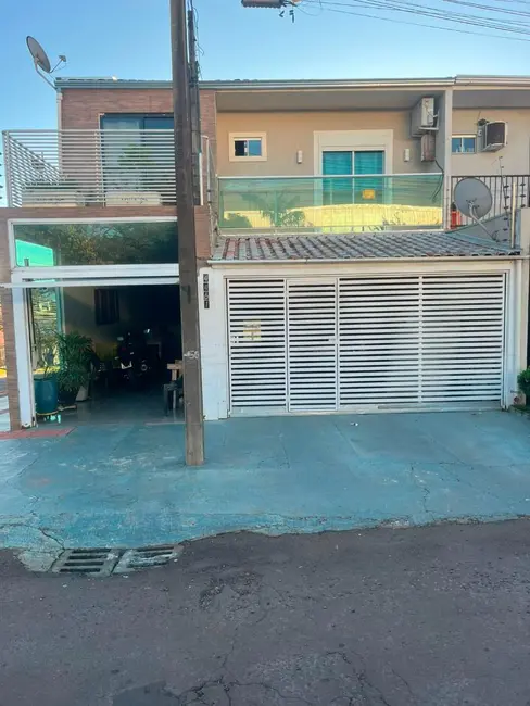 Foto 1 de Sobrado com 4 quartos à venda, 205m2 em Cascavel - PR