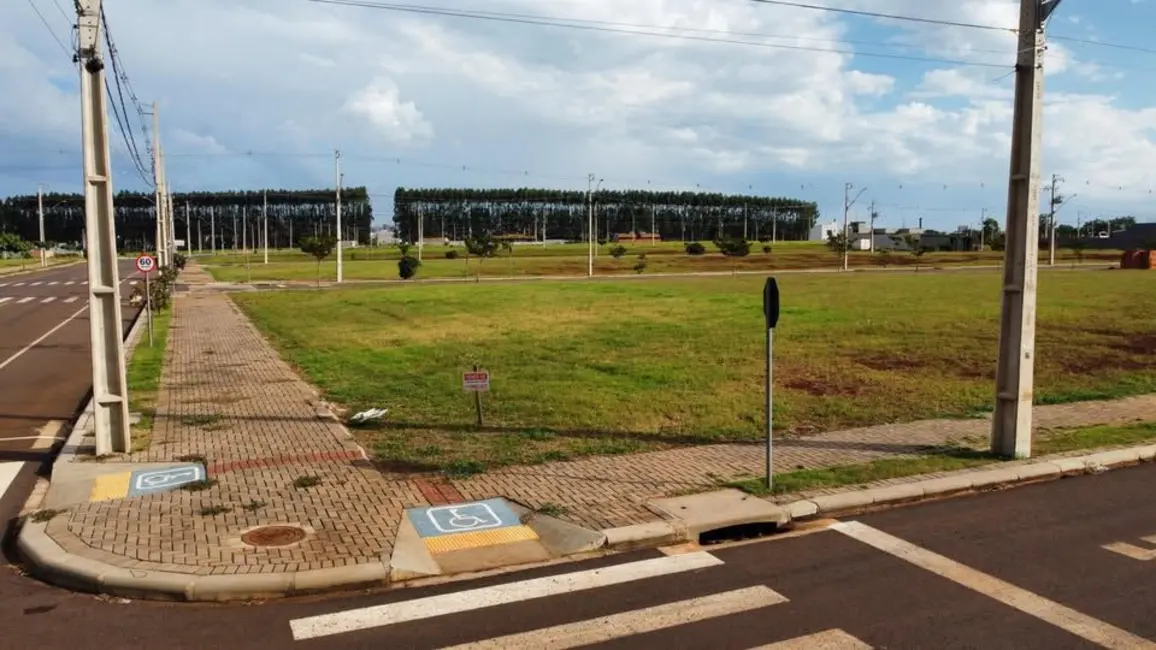 Foto 1 de Terreno / Lote à venda, 330m2 em Cascavel - PR