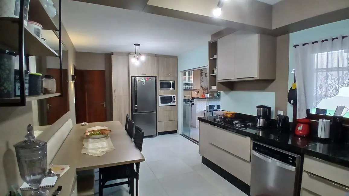 Foto 3 de Sobrado com 4 quartos à venda, 300m2 em Cascavel - PR