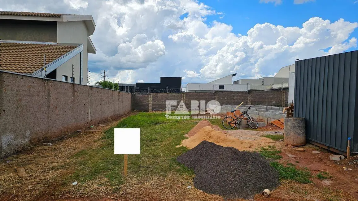 Foto 2 de Terreno / Lote à venda, 293m2 em Araraquara - SP