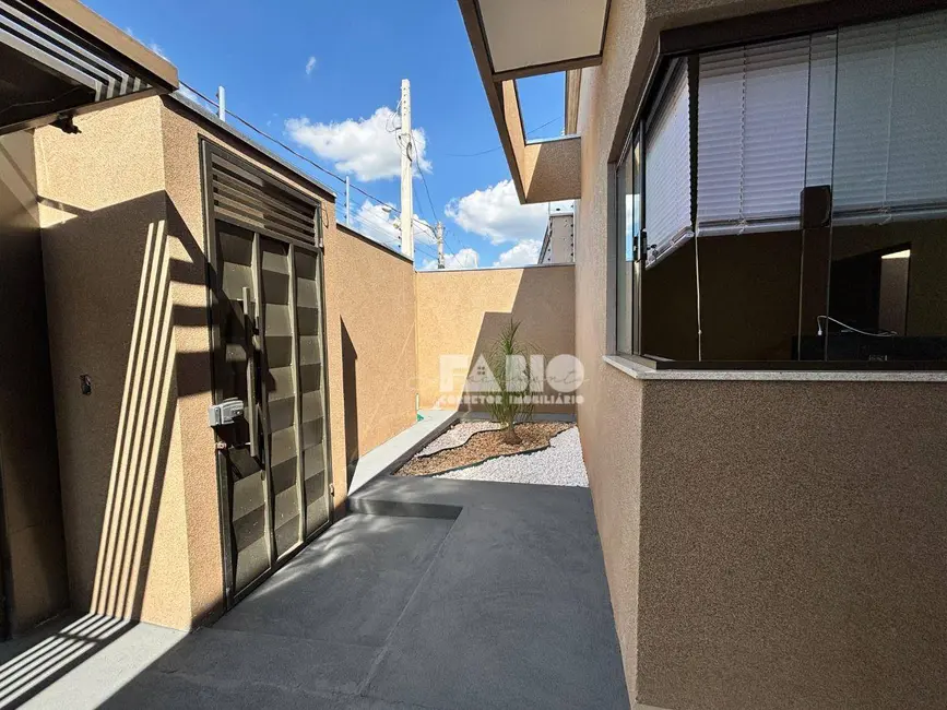 Foto 3 de Casa com 3 quartos à venda, 212m2 em Centro, Bady Bassitt - SP