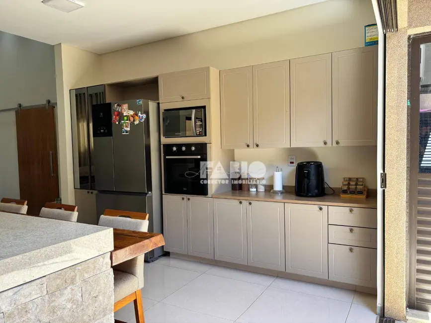 Foto 9 de Casa com 3 quartos à venda, 212m2 em Centro, Bady Bassitt - SP