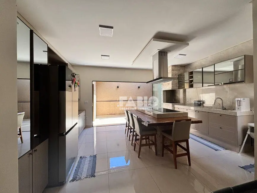 Foto 1 de Casa com 3 quartos à venda, 212m2 em Centro, Bady Bassitt - SP