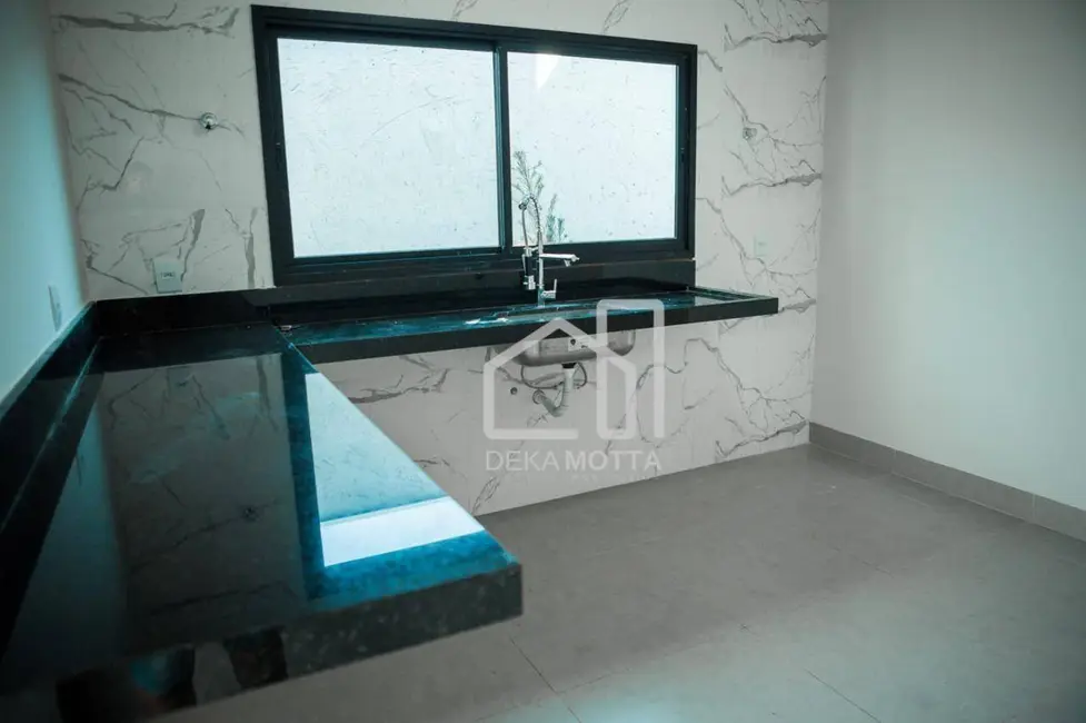 Casa com 3 quartos à venda, 250m2 em Uberlandia - MG - imagem 2 Foto 2 de Casa com 3 quartos à venda, 250m2 em Uberlandia - MG