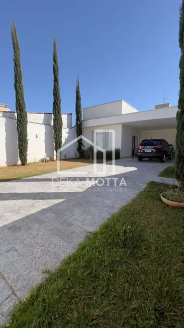Foto 1 de Casa com 3 quartos à venda, 250m2 em Uberlandia - MG