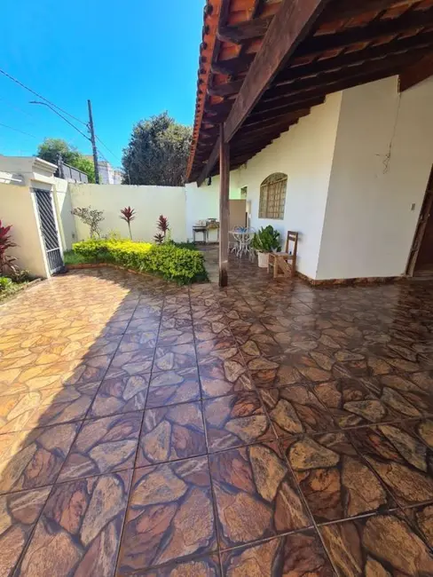 Foto 4 de Casa com 3 quartos à venda, 360m2 em Segismundo Pereira, Uberlandia - MG