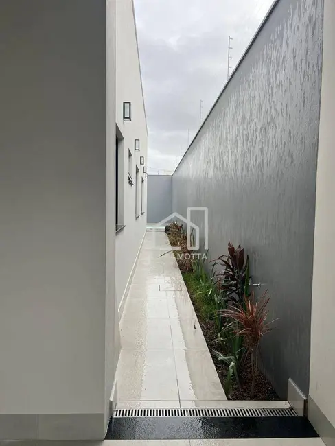 Foto 2 de Casa com 2 quartos à venda, 250m2 em Aclimação, Uberlandia - MG