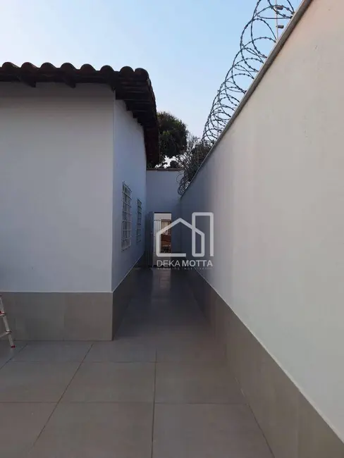 Foto 1 de Casa com 3 quartos à venda, 300m2 em Santa Mônica, Uberlandia - MG