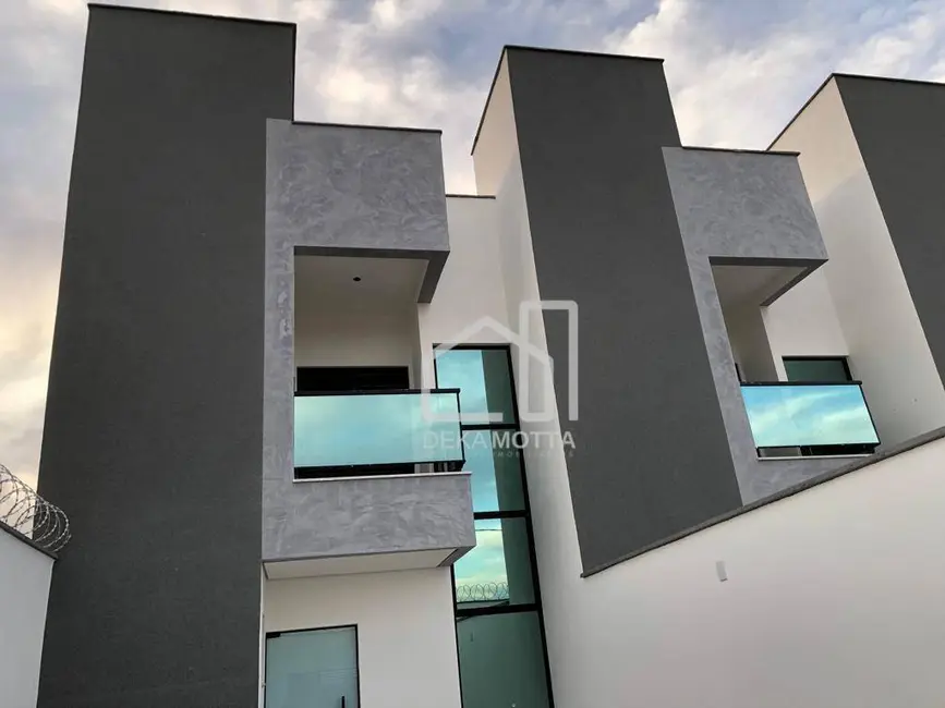 Foto 1 de Sobrado com 3 quartos à venda, 135m2 em Novo Mundo, Uberlandia - MG
